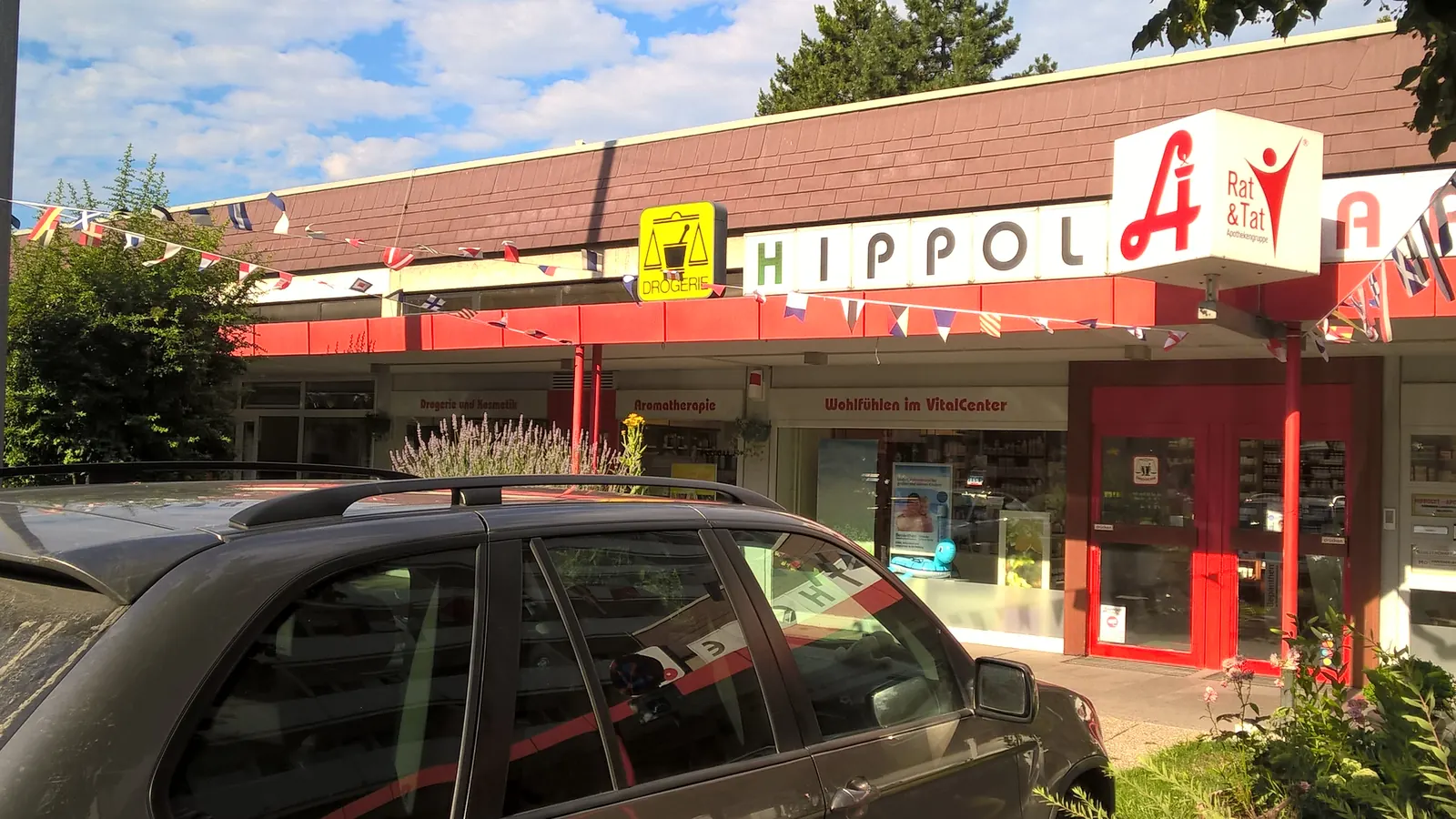 Außenansicht der Hippolyt-Apotheke mit Schriftzug, Apotheken-A und Rat-&-Tat-Logo