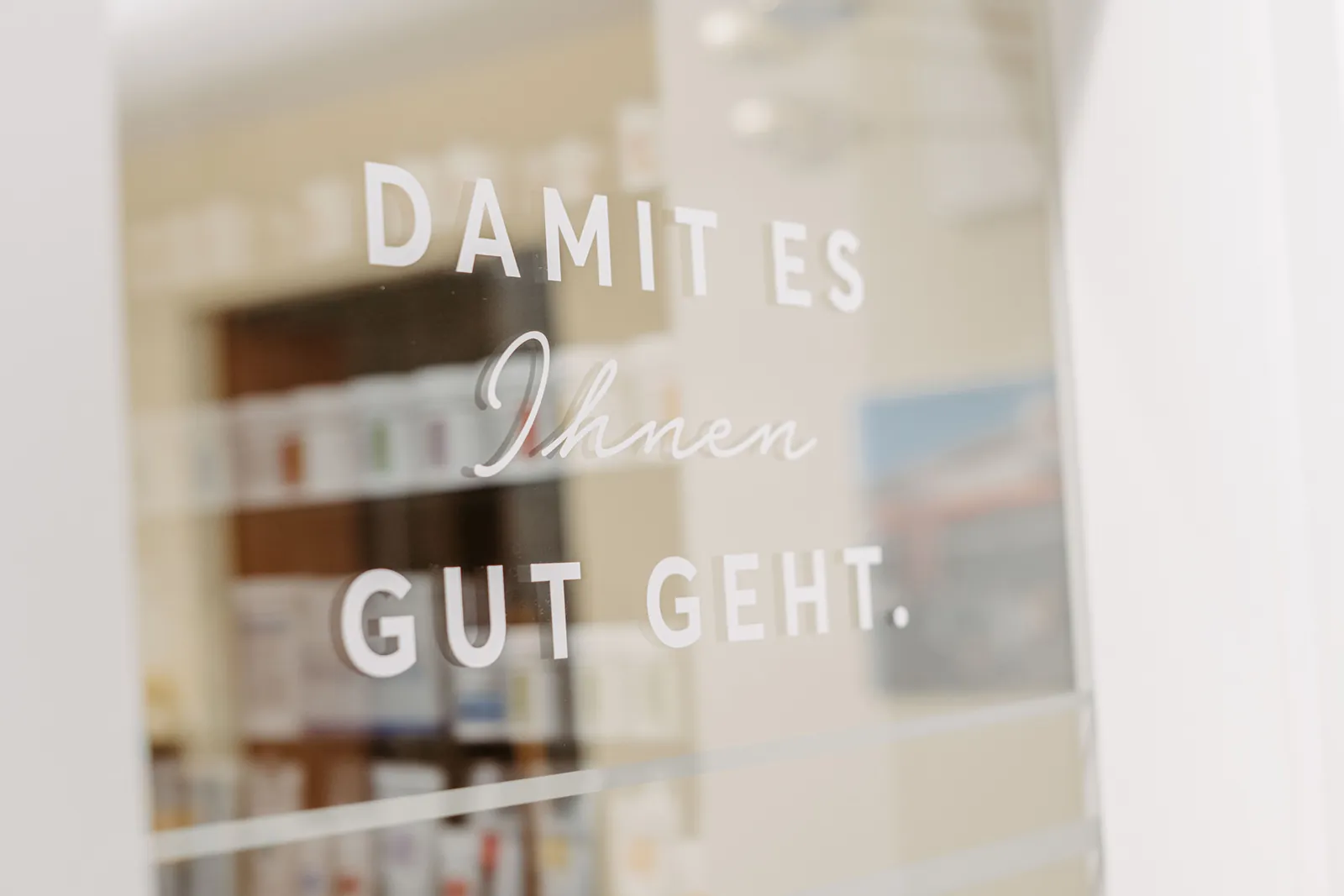 Wandschriftzug „Damit es Ihnen gut geht“ in der Hippolyt-Apotheke