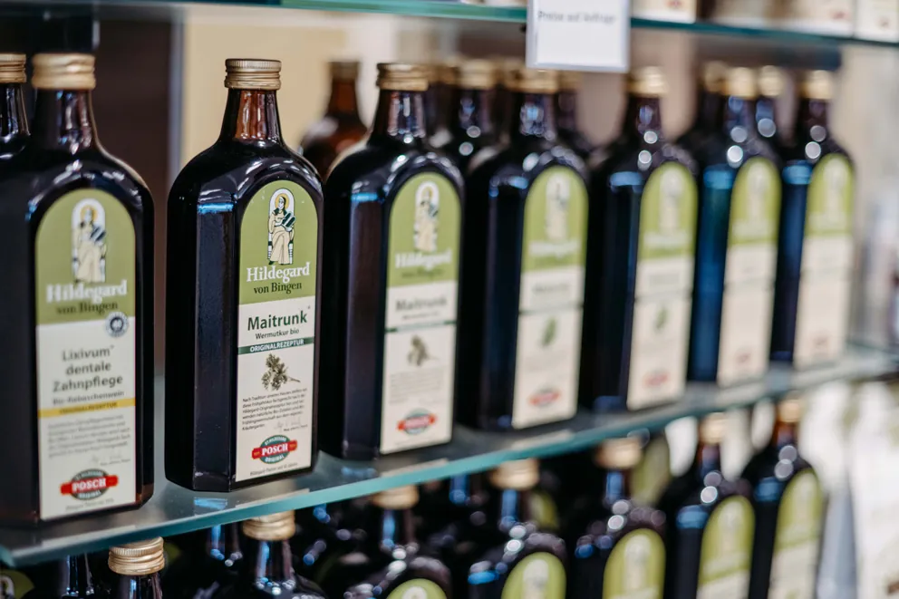 Regal mit Flaschen von Hildegard-Produkten und feinen Essigen