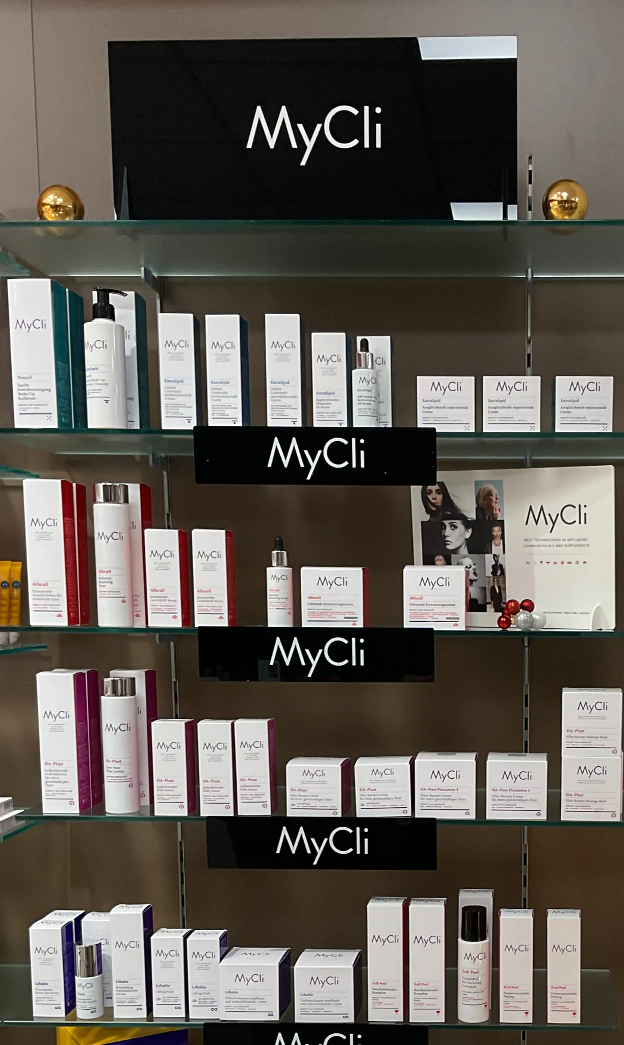Regal mit Produkten der Kosmetiklinie MyCli in der Hippolyt-Apotheke