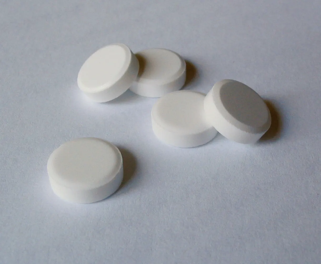 Weiße Tabletten auf grauem Grund